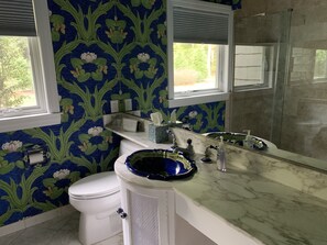 Badekar, hårføner, håndklær og såpe