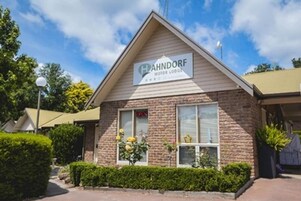 Un edificio de ladrillo con un letrero que dice "HAHNDORF MOTOR LODGE".