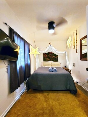 2 bedrooms, iron/ironing board, free WiFi, bed sheets - Quirky Casita (Austin)