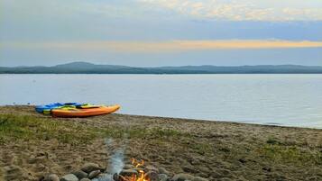 Ranta lähistöllä, aurinkotuoleja, rantapyyhkeitä