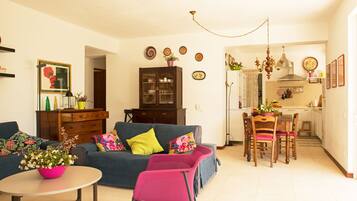 Smart TV, fireplace, books, offices