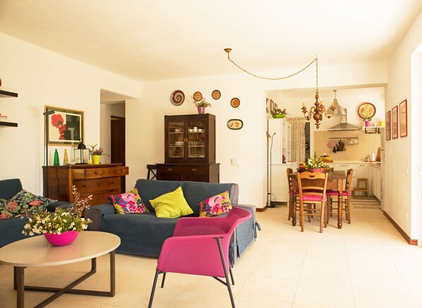 Smart TV, fireplace, books, offices