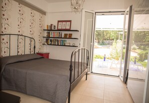 2 bedrooms, in-room safe, desk, iron/ironing board