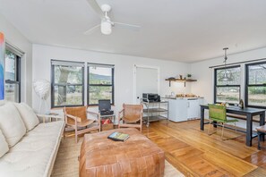 Kamin, Bücher, Musikbibliothek, Stereoanlage