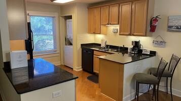 Grand réfrigérateur, micro-ondes, lave-vaisselle, cafetiÚre/bouilloire