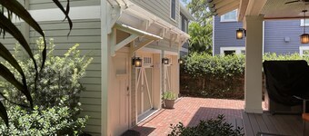 Spacious Charming Hyde Park Cottage - Walk Everywhere!