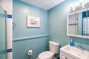 Douche, sèche-cheveux, serviettes fournies, savon