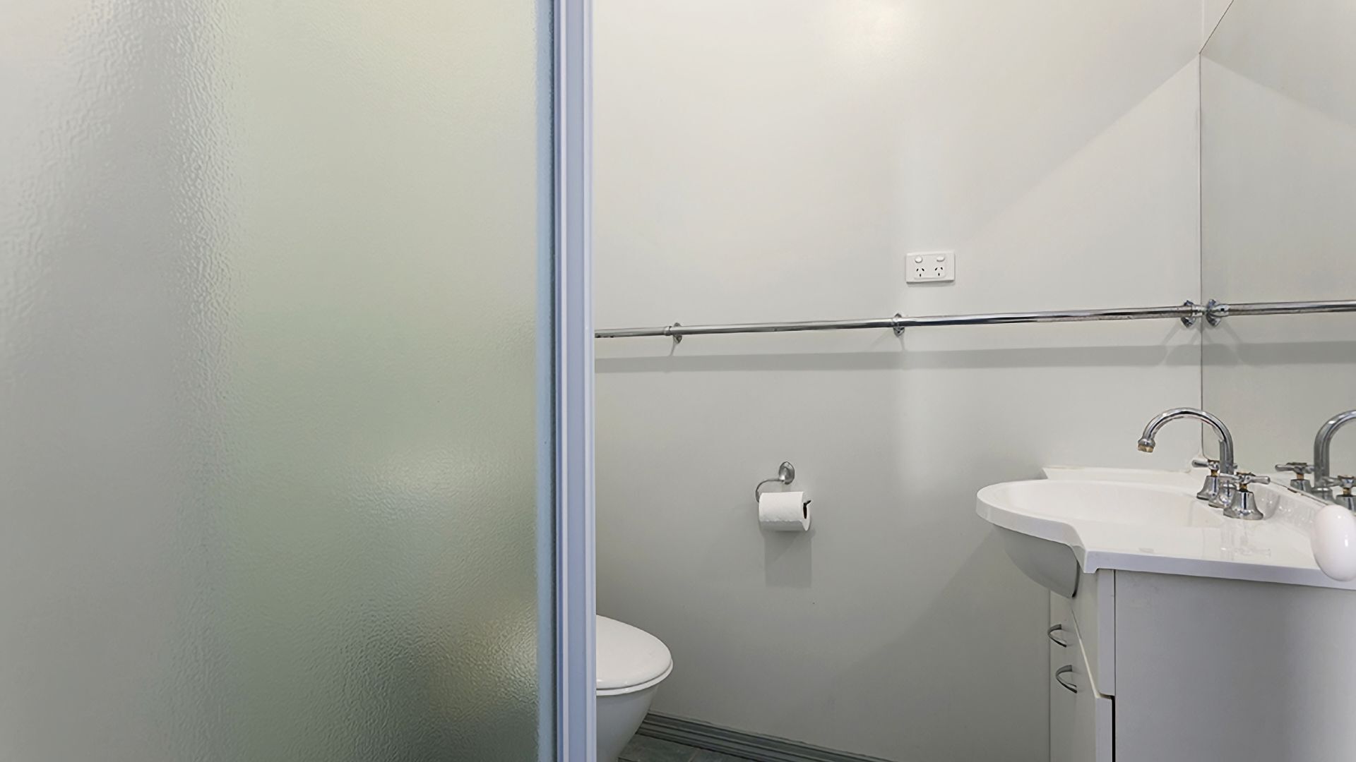 Combined shower/bathtub