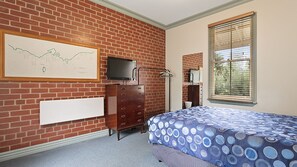 5 bedrooms, iron/ironing board, WiFi