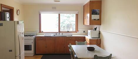 Refrigerador, microondas, horno y parrilla de estufa