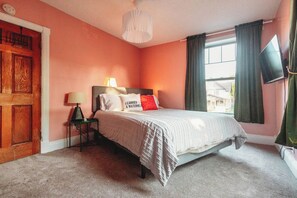 5 bedrooms, iron/ironing board, travel cot, free WiFi - Large 5BR for Groups – Sleeps 12! Stocked Kitchen (Saint Paul)