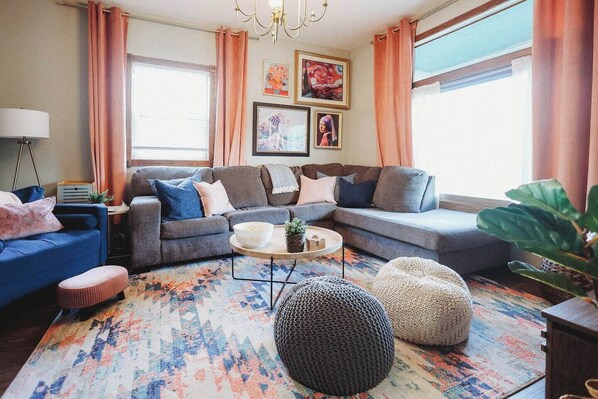 Smart TV, fireplace - Large 5BR for Groups – Sleeps 12! Stocked Kitchen (Saint Paul)
