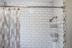 Combined shower/bathtub, hair dryer, towels - Large 5BR for Groups – Sleeps 12! Stocked Kitchen (Saint Paul)