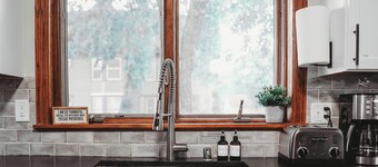 Stocked kitchen | Great for groups | 6 min Uber to Xcel Center and DT St Paul