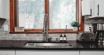 Stocked kitchen | Great for groups | 6 min Uber to Xcel Center and DT St Paul