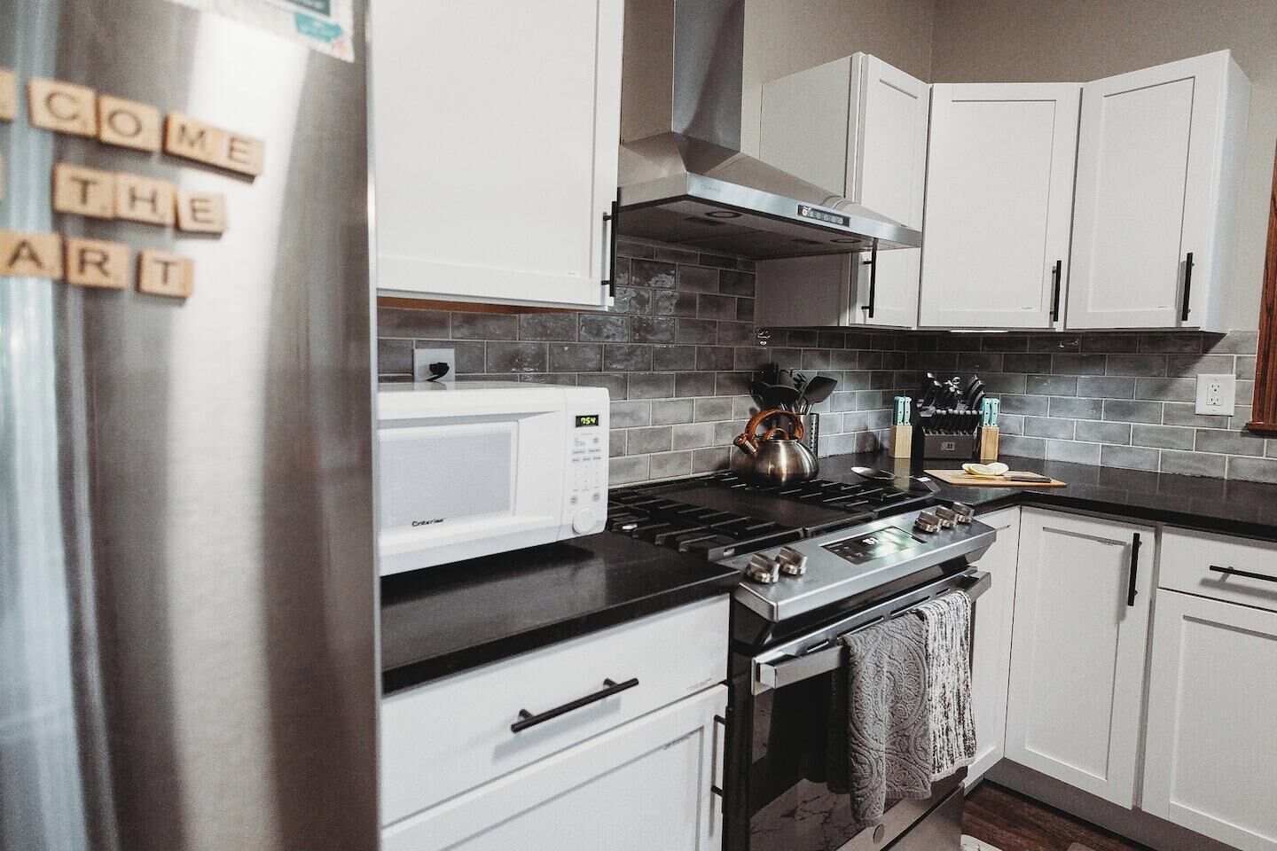 Refrigerador, microondas, horno y parrilla de estufa 