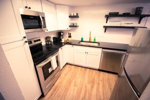 Réfrigérateur, four à micro-ondes, un four, surface de cuisson