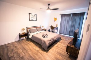 2 bedrooms, iron/ironing board, free WiFi, bed sheets - Atomic Age (Austin)