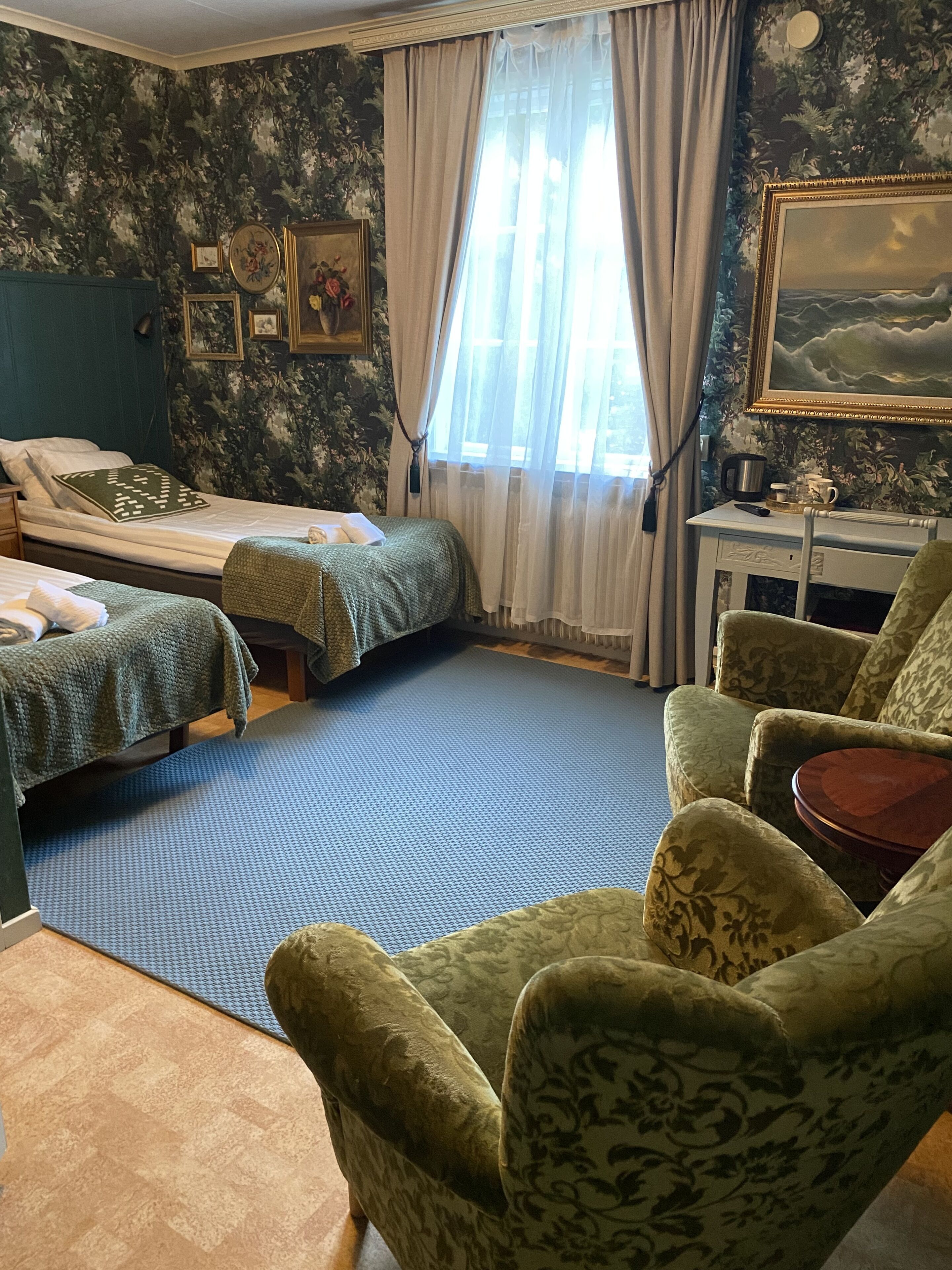 Standard Twin Room | Desk, laptop workspace, blackout curtains