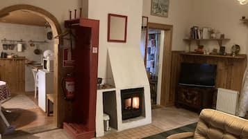 Quadruple Room, Kitchenette | Individually decorated, individually furnished, desk, laptop workspace