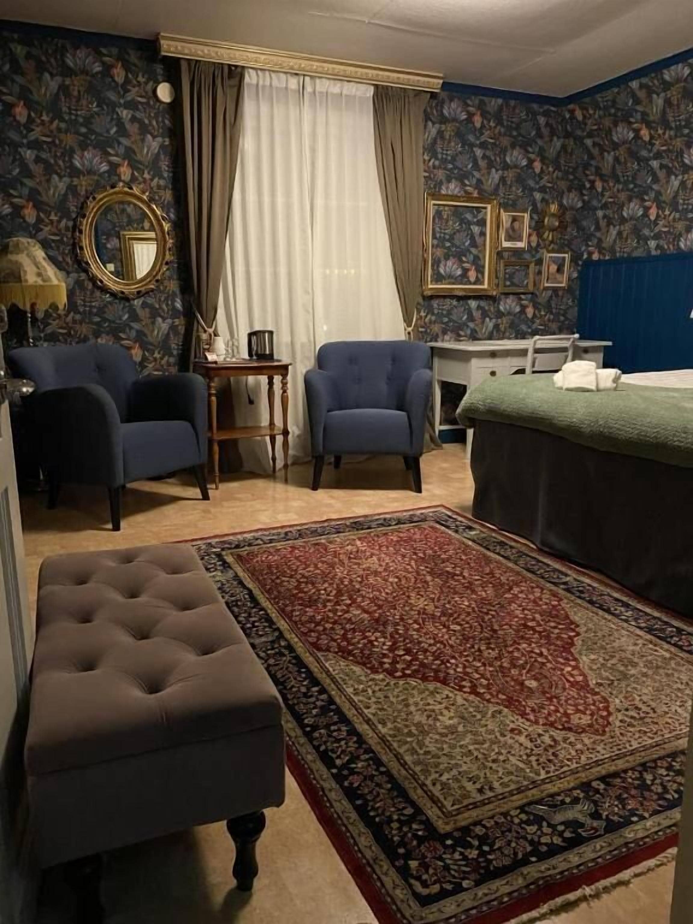 Deluxe Double Room, 1 King Bed | Individually decorated, individually furnished, desk, laptop workspace