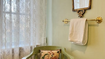 Deluxe dubbelrum - 1 kingsize-säng | Badrum | Dusch, gratis toalettartiklar, hårtork och handdukar