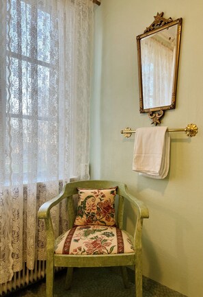 Deluxe Double Room, 1 King Bed | Bathroom | Shower, free toiletries, hair dryer, towels - Hotell Tussilago i Essunga (Nossebro)