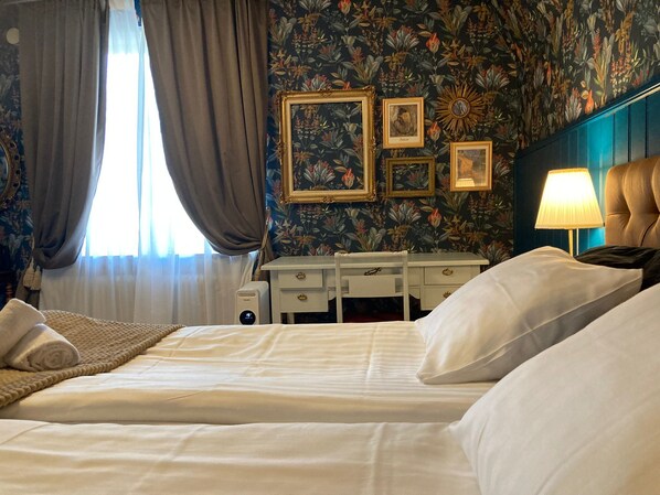 Individually decorated, individually furnished, desk, laptop workspace - Hotell Tussilago i Essunga (Nossebro)