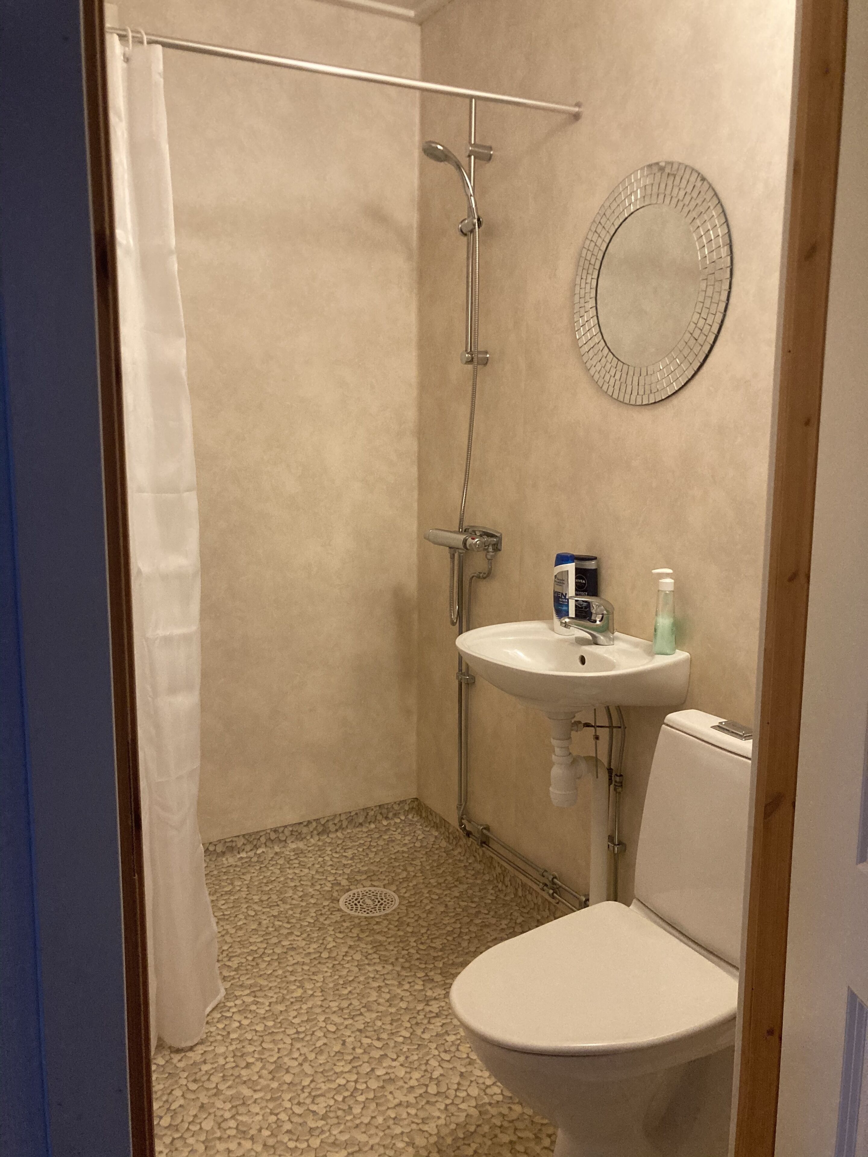 standard double room | bathroom | shower, free toiletries, hair dryer, towels