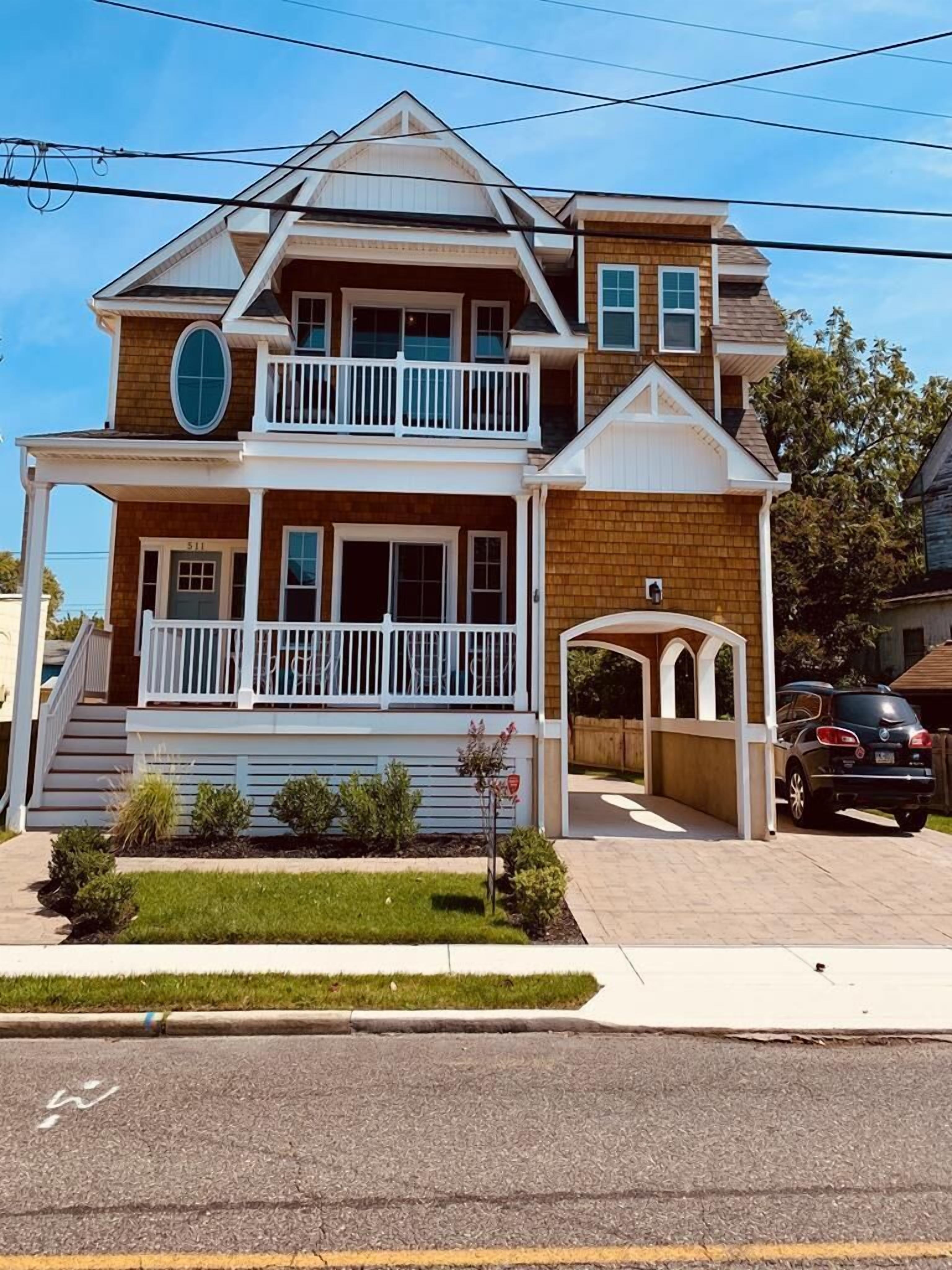 Modern Downtown 4 Bedroom 3 1/2 Bathroom Gem - Sleeps 12