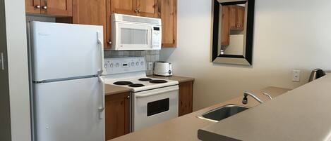 Réfrigérateur, four à micro-ondes, un four, surface de cuisson