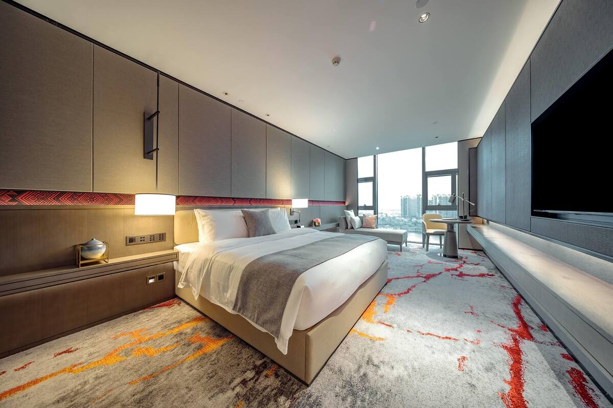 Deluxe Room, 1 King Bed, Non Smoking, Lake View | In-room safe, desk, blackout drapes, free WiFi