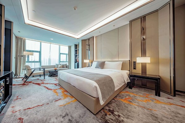 Deluxe Suite, 1 Katil Raja (King), Non Smoking | Peti besi dalam bilik, meja, langsir/tirai gelap terus, Wi-fi percuma