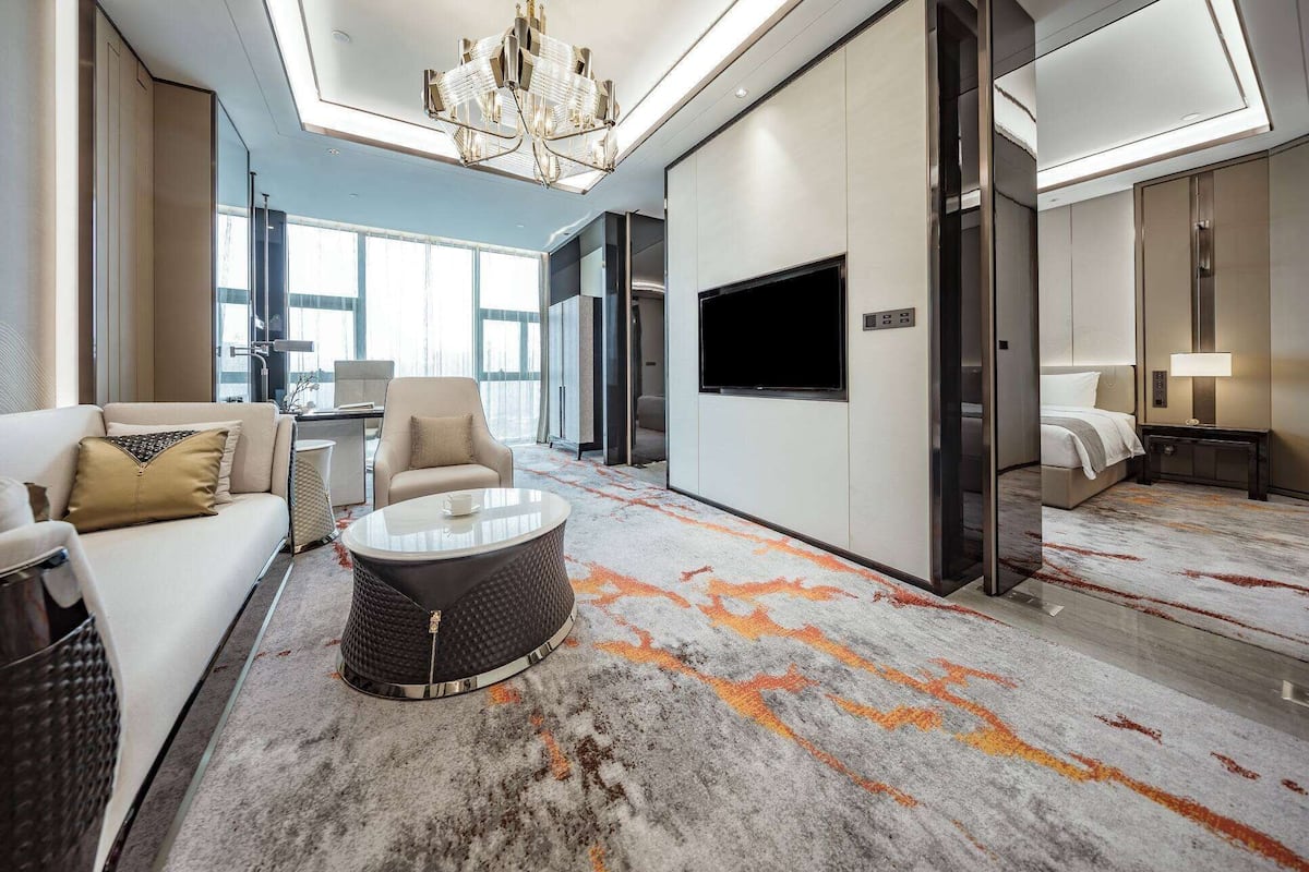 Deluxe Suite, 1 King Bed, Non Smoking | In-room safe, desk, blackout drapes, free WiFi
