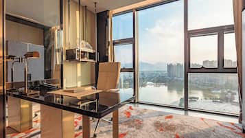 Deluxe Suite, 1 King Bed, Non Smoking | In-room safe, desk, blackout drapes, free WiFi