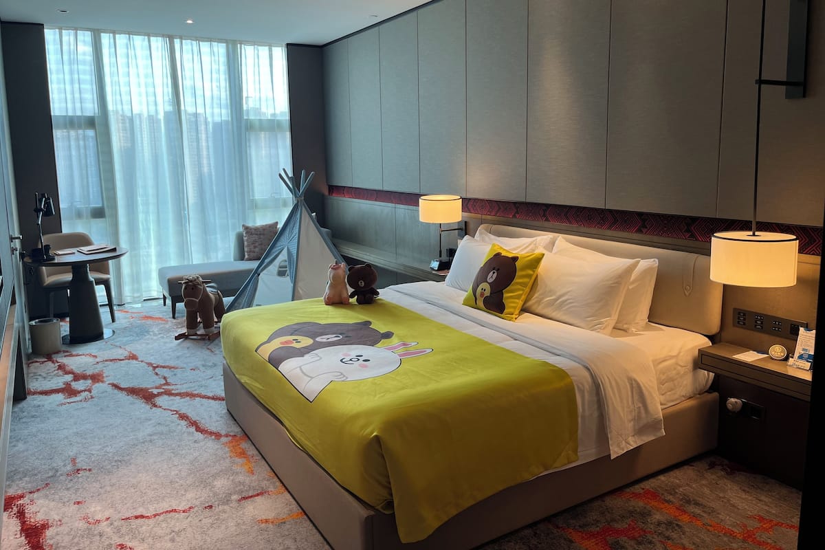 Family Room, 1 King Bed, Non Smoking | In-room safe, desk, blackout drapes, free WiFi