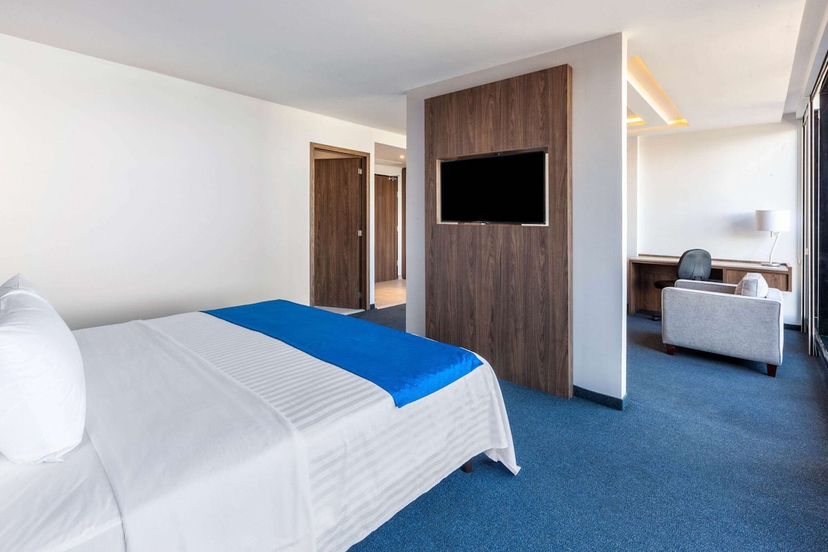 Suite, 1 cama King size, para no fumadores | Decoración personalizada, escritorio y espacio para trabajar con laptop
