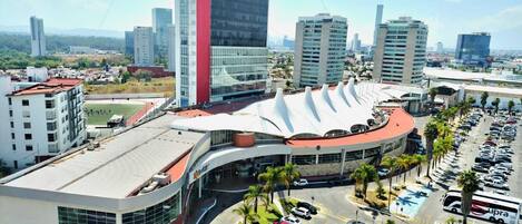 Vista frontal de la propiedad