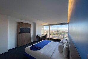 Individually decorated, desk, laptop workspace, blackout curtains - Wyndham Puebla Angelopolis (San Andrés Cholula)