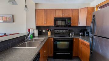 雪櫃、微波爐、焗爐、爐具