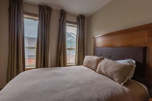 3 bedrooms, desk, iron/ironing board, WiFi