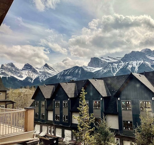 212 Canmore Chalet With Beautiful Mountain Views