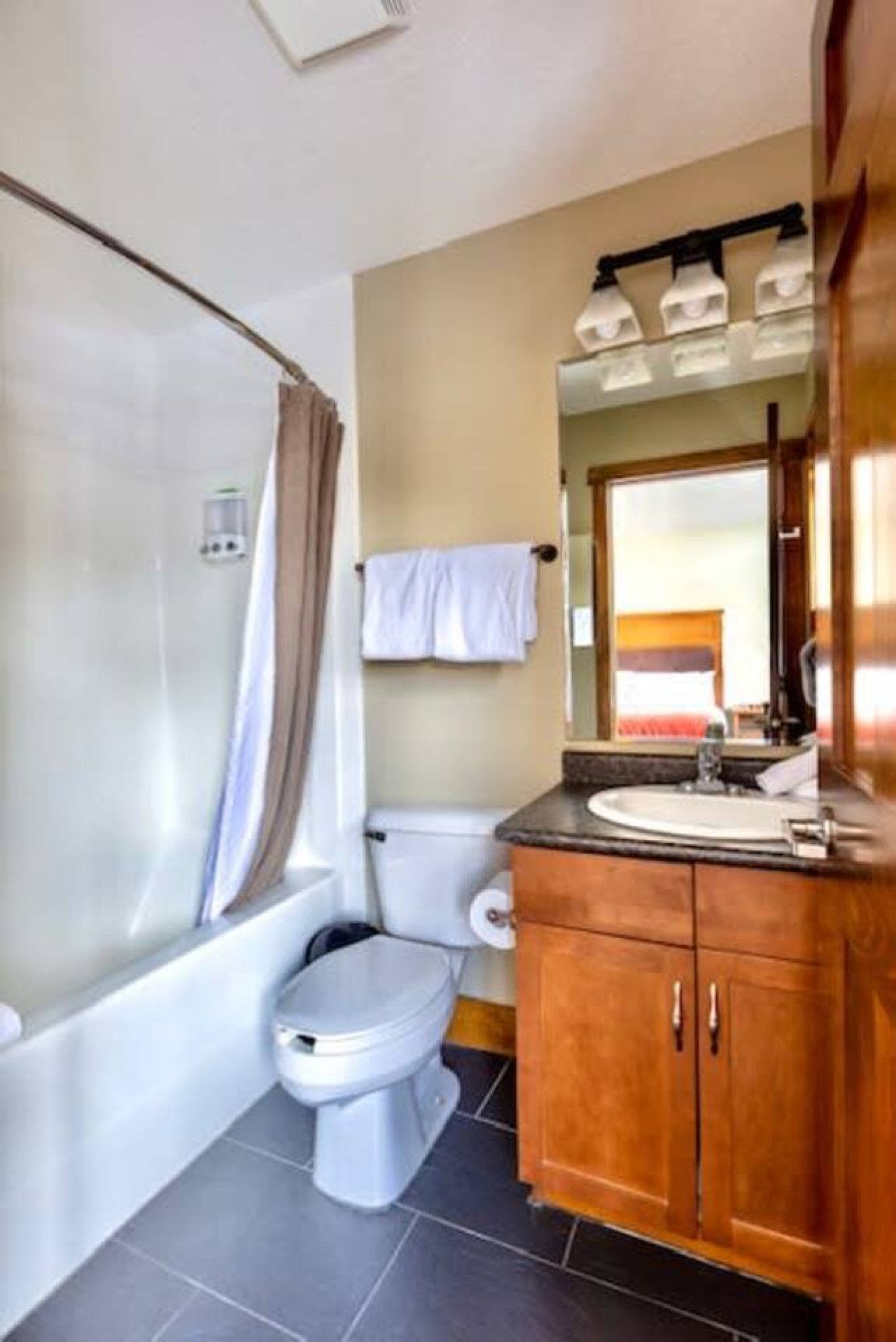 Un baño con ducha, inodoro y lavamanos.