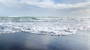 A beach with waves and a clear sky. - Hotel Gran Palmeiras (Úrsulo Galván)
