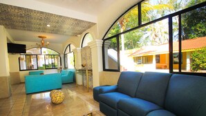 A lobby with a blue sofa, a coffee table, and a tiled floor. - Hotel Gran Palmeiras (Úrsulo Galván)
