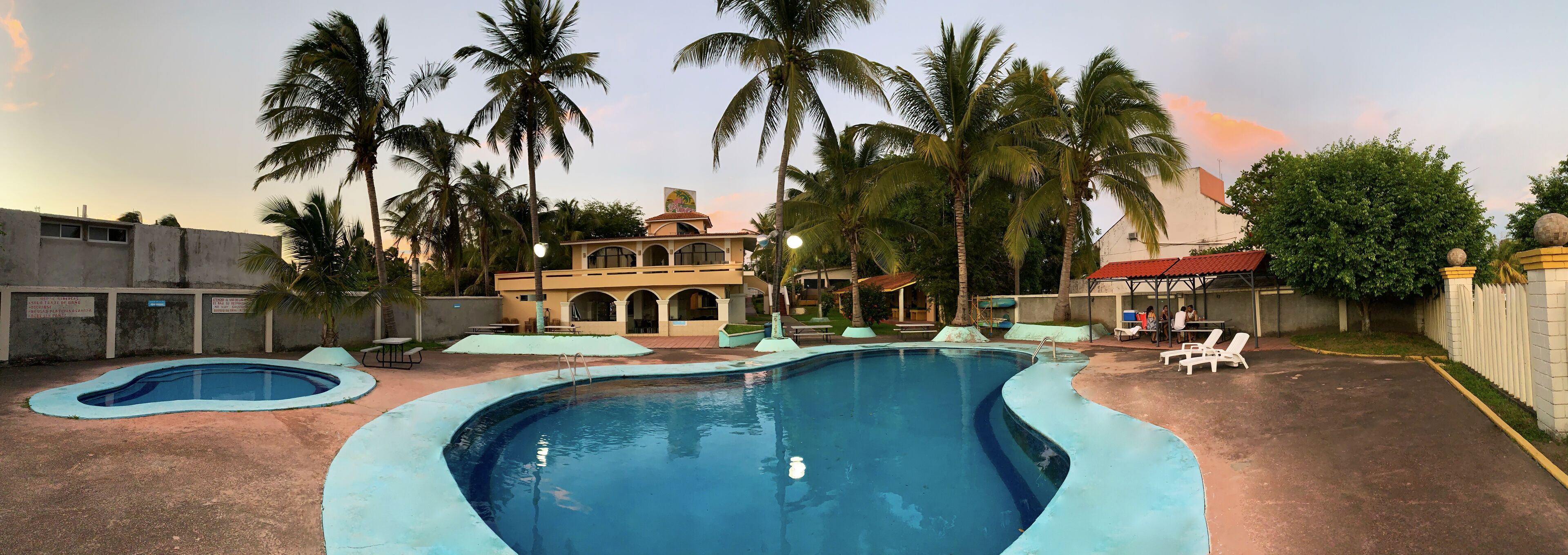 2 outdoor pools, pool loungers