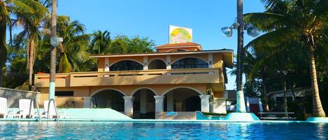 2 piscines extérieures, chaises longues