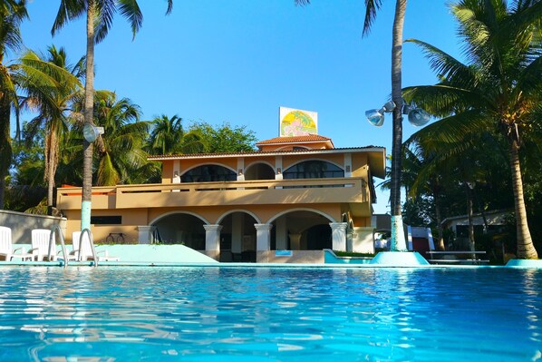 2 outdoor pools, pool loungers