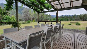 Outdoor dining - Feathertop Views - Part Alpine ski lodge and part private country estate (Smoko)