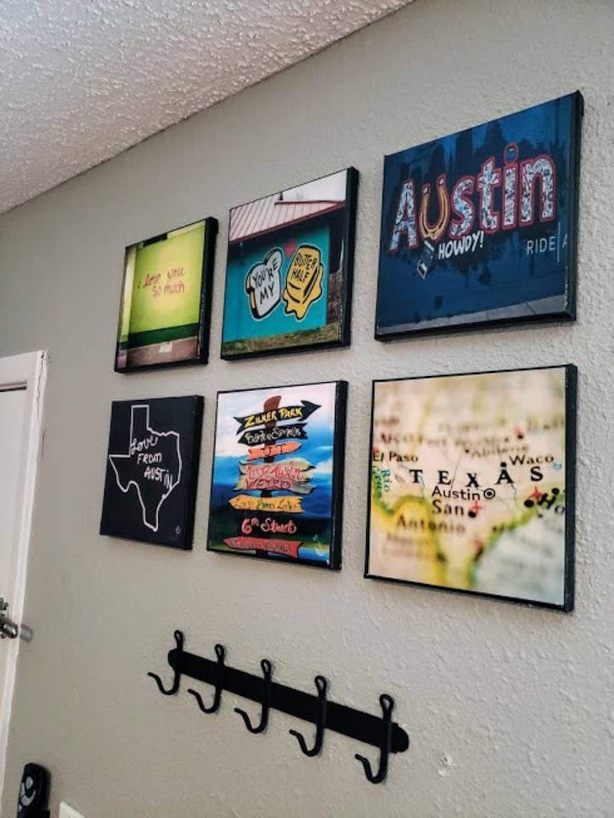 Paret amb sis objectes emmarcats, incloent un mapa de Texas i un senyal que diu "Austin".